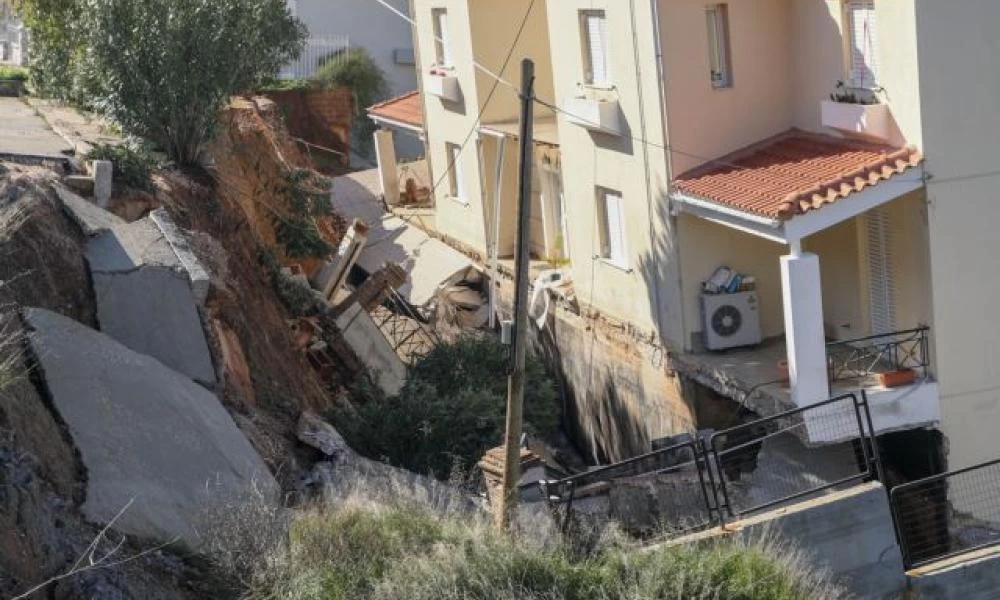 Νέος Βουτζάς: Σε απόγνωση οι κάτοικοι -«Πέντε σπίτια κινδυνεύουν να βυθιστούν την επόμενη στιγμή»